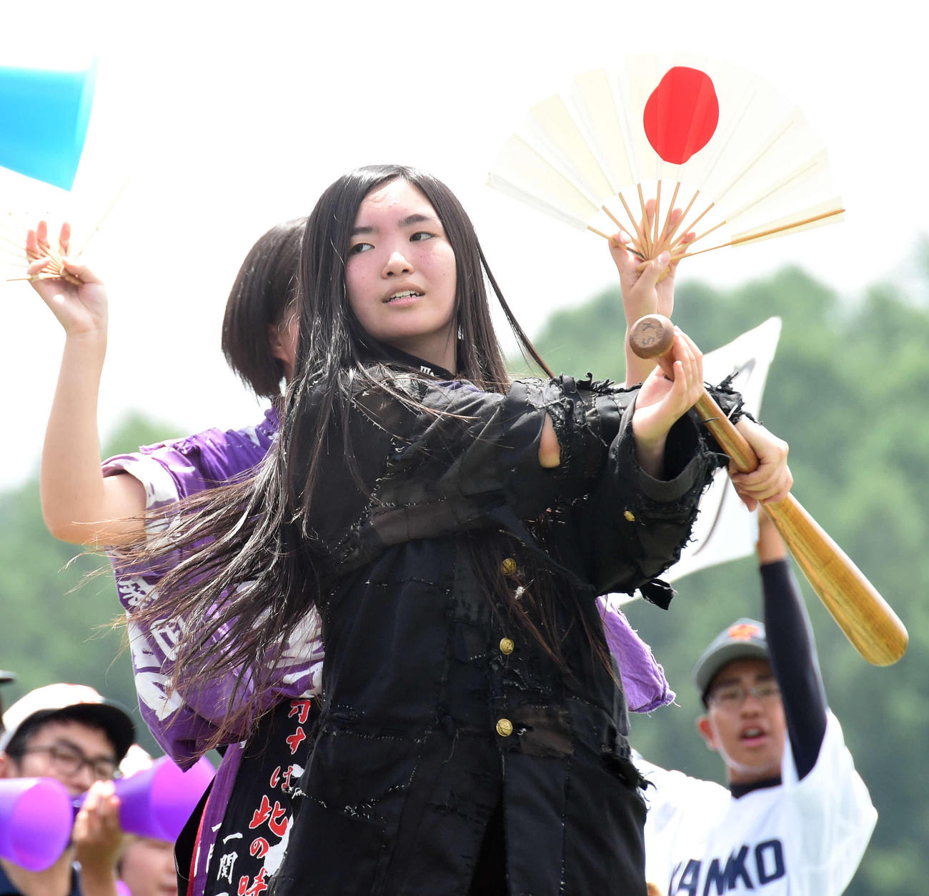 一関一対花巻東　バットを持って応援する一関一・菅原団長（撮影・高橋洋平）