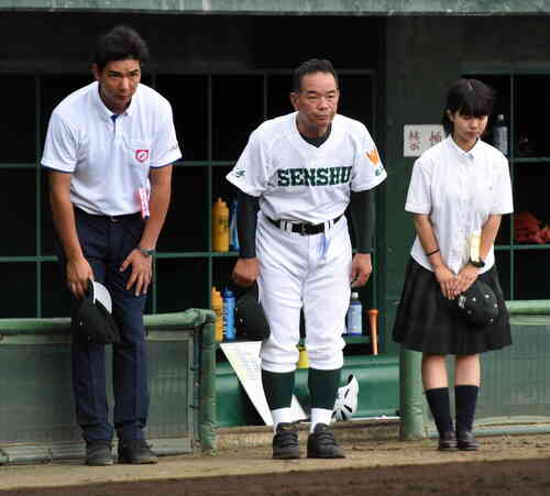 花巻南対専大北上 試合開始前に礼をする元中日の専大北上・中尾孝義監督(中央)(撮影・高橋洋平)