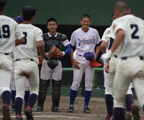 浦和実対山村学園 浦和実を破り足がつって痛そうな表情で終了挨拶をする山村・和田投手(右)と隣は大塚凌捕手(撮影・大友良行)