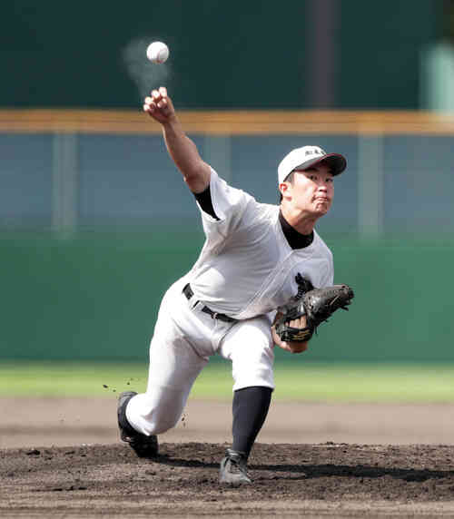 松本深志対中野立志館 先発で力投する松本深志・小林綾(撮影・伊作将希)