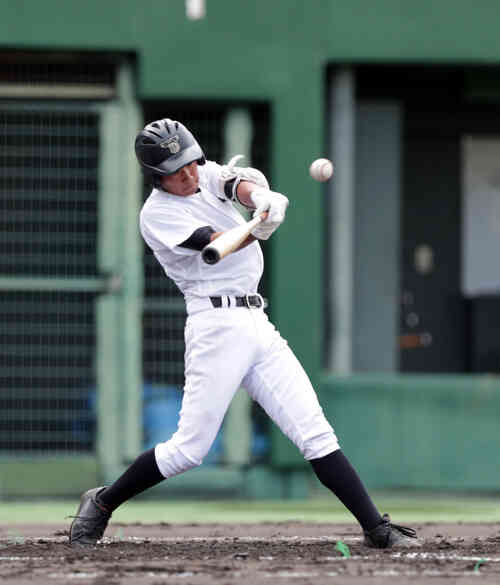 松本深志対中野立志館 2回表松本深志2死一塁、先制となる右越え適時三塁打を放つ松本深志・志茂日出斗(撮影・伊作将希)