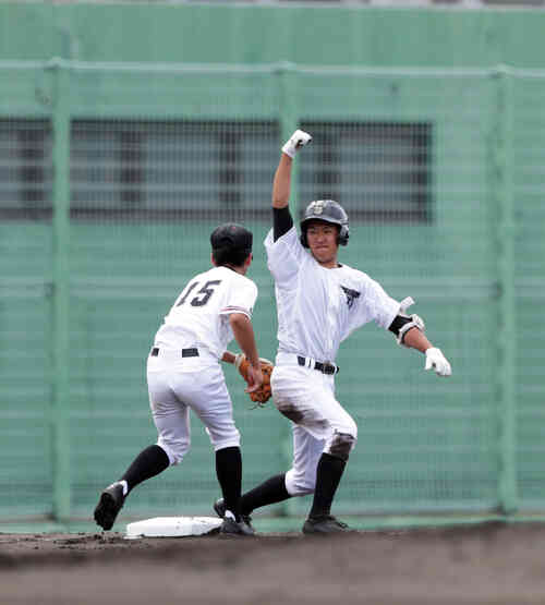 松本深志対中野立志館 2回表松本深志2死一塁、先制となる右越え適時三塁打を放ち、三塁上でガッツポーズをする松本深志・志茂日出斗(右)(撮影・伊作将希)