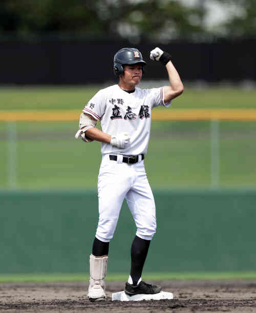 松本深志対中野立志館 4回裏中野立志館無死一塁、右越え適時二塁打を放ち、二塁上でガッツポーズをする中野立志館・神戸尚哉(撮影・伊作将希)