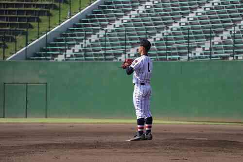 投球前に集中する浦和学院の先発・河北(撮影・金子真仁)