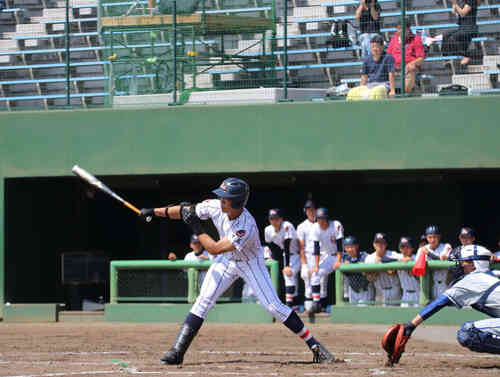 浦和学院対東野 右手だけで低めをすくい、120メートルの特大中飛を打った浦和学院のプロ注目・蛭間(撮影・金子真仁)