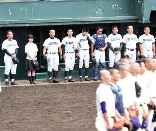 花巻南対専大北上 5回コールドで敗退し、呆然と相手校の校歌を聞く元中日の専大北上・中尾監督(左端)(撮影・高橋洋平)