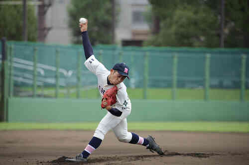 清瀬対日大鶴ケ丘 1回表先発で力投する日大鶴ケ丘・三浦(撮影・河田真司)
