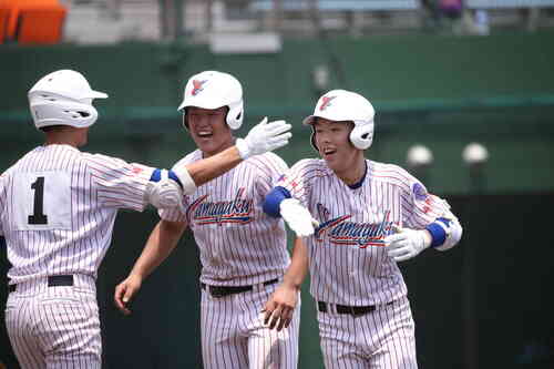 南埼玉大会 浦和実対山村学園 4回裏山村学園1死二塁、小林匠(右端)が左翼席に本塁打を放ちナインに迎えられ生還(撮影・大友良行)