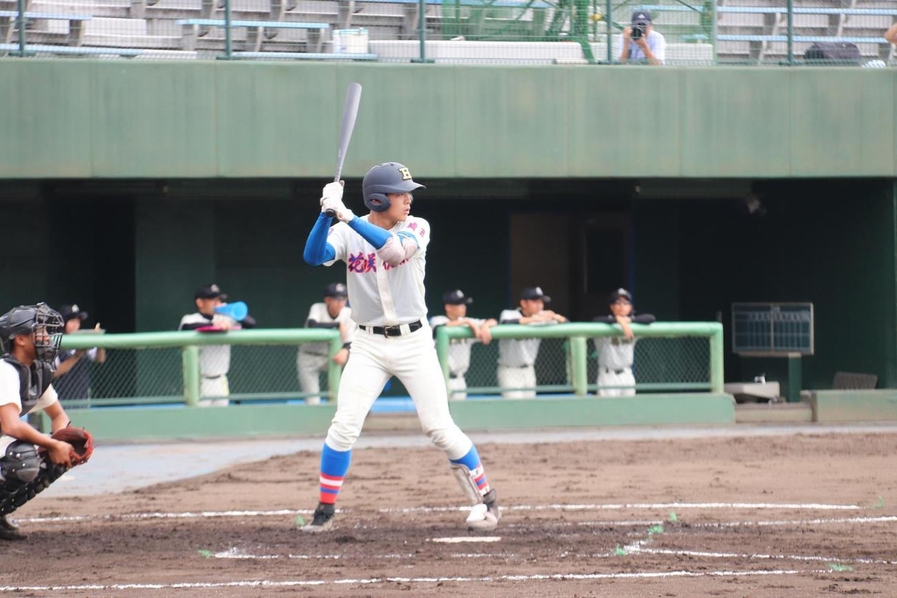 プロ注目の主砲・野村は初回は捕邪飛に終わった(撮影・金子真仁)