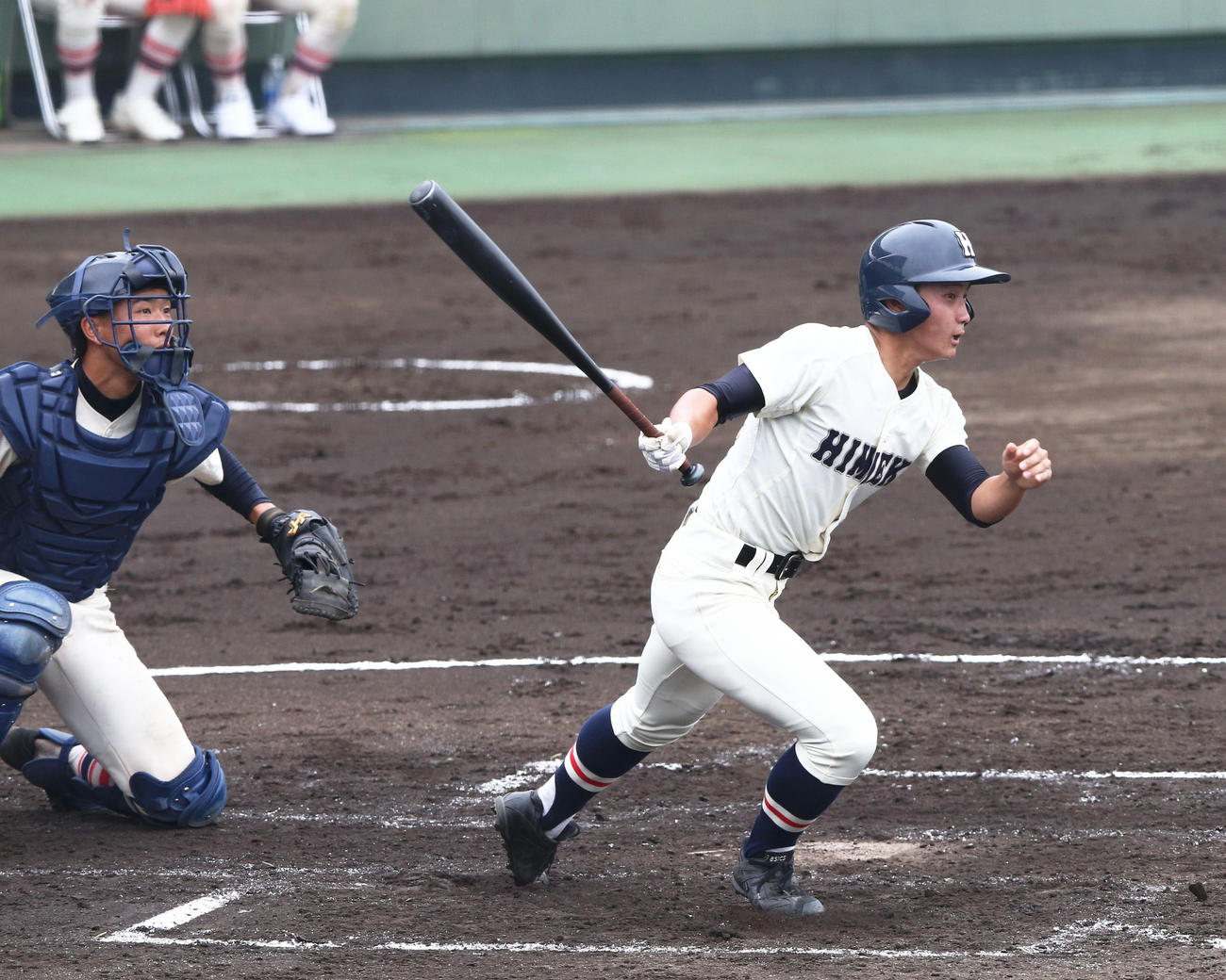 姫路工対東洋大姫路 3回表姫路工2死一、三塁、高橋は先制の右前適時打を放つ。捕手末永(撮影・上山淳一)