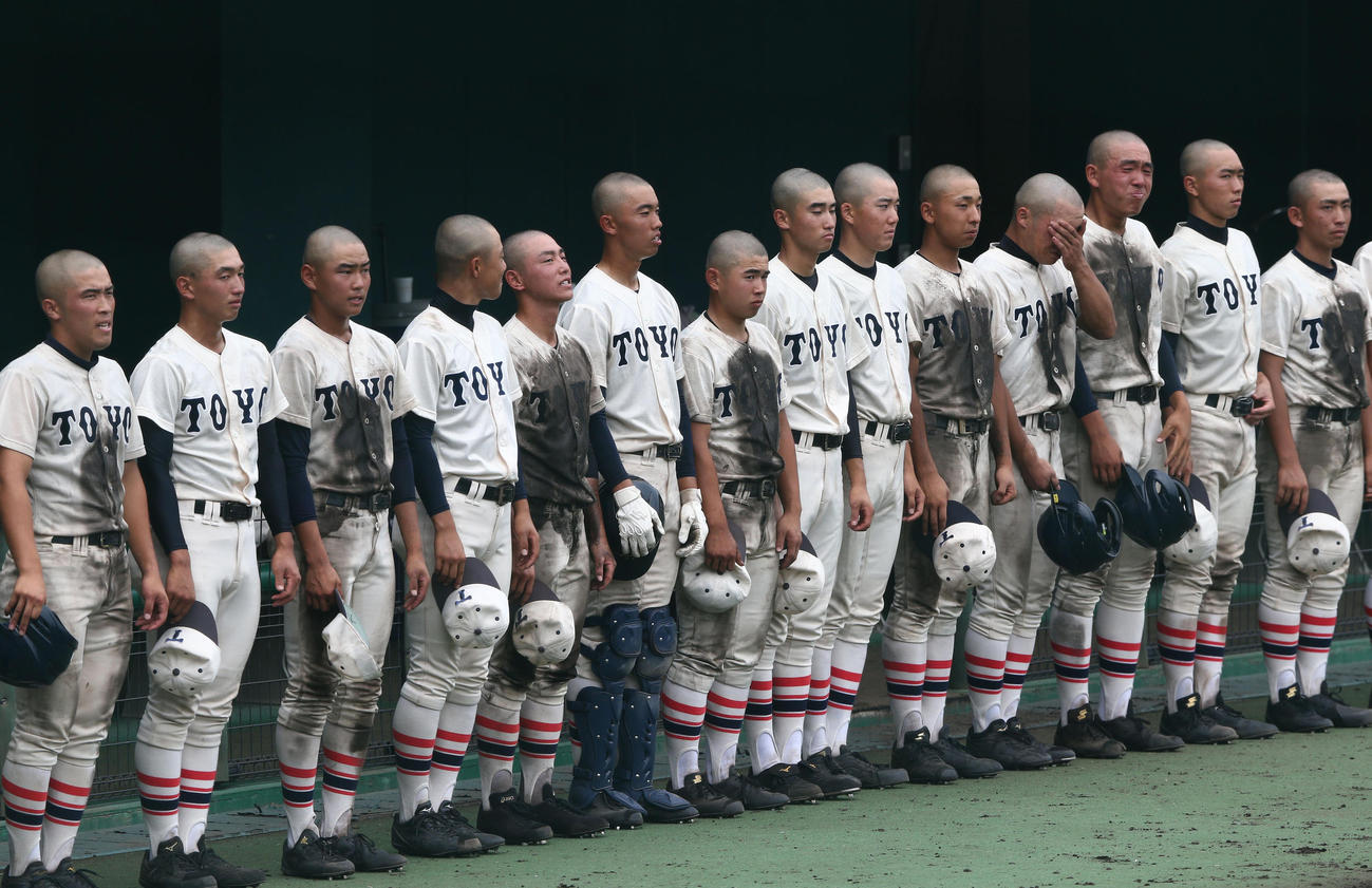 姫路工対東洋大姫路 試合に敗れ涙する東洋大姫路(撮影・上山淳一)