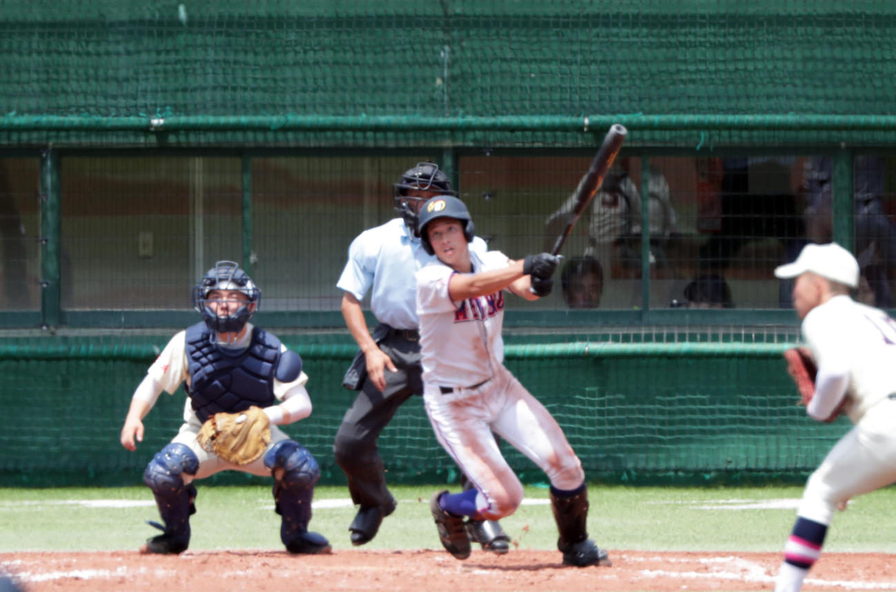 岩瀬日大対明秀学園日立 3回裏明秀学園日立無死、右越え本塁打を放つ明秀学園日立・増田陸(撮影・伊作将希)