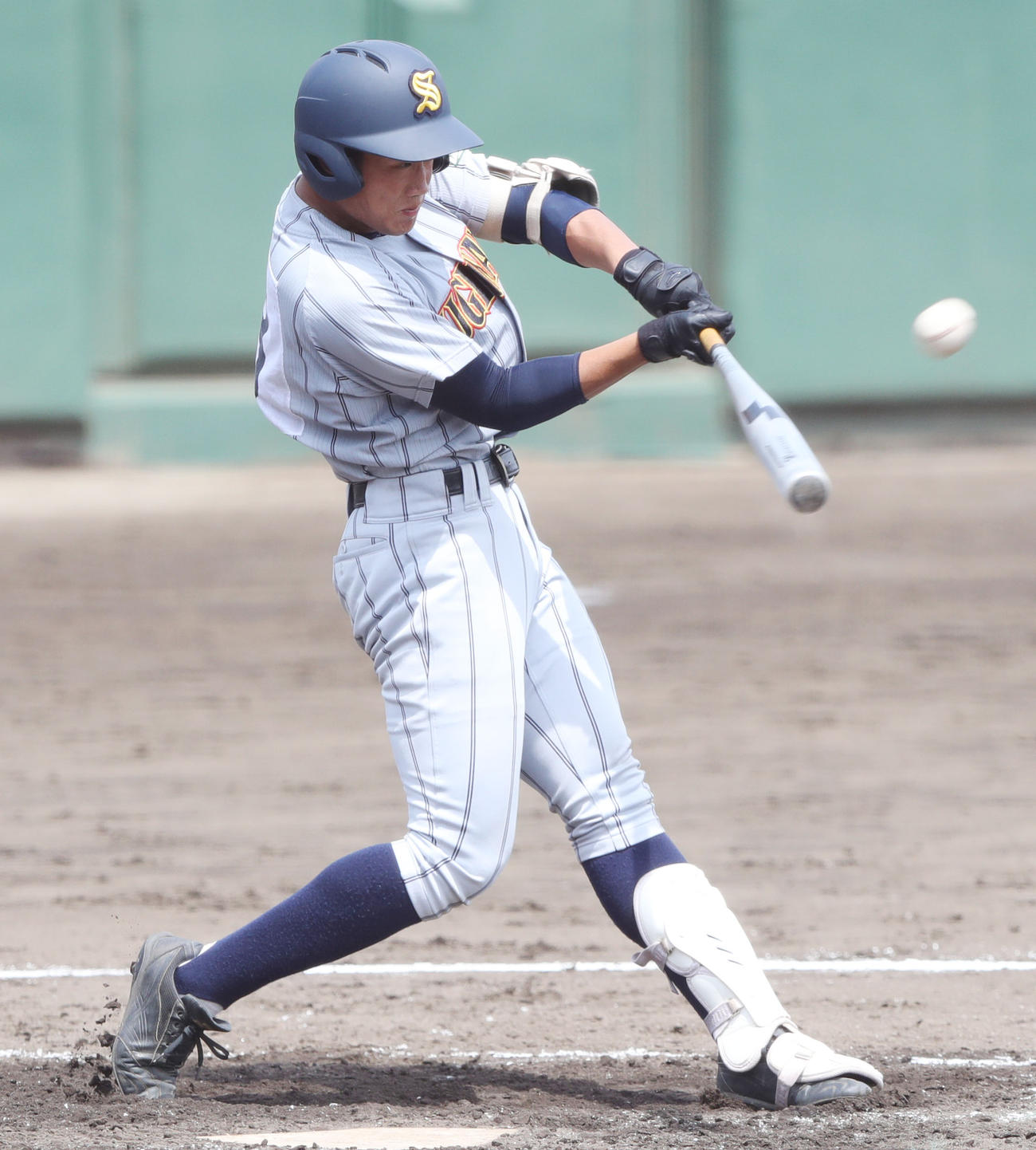日大三対杉並　２回表杉並１死、中越えソロ本塁打を放つ礒貝（撮影・垰建太）