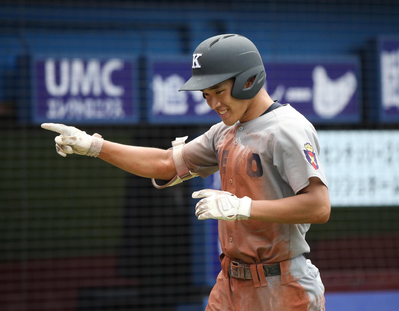日大高対慶応　７回裏慶応無死一塁、下山悠介が右翼席に２ランを放ち笑顔で生還（撮影・大友良行）