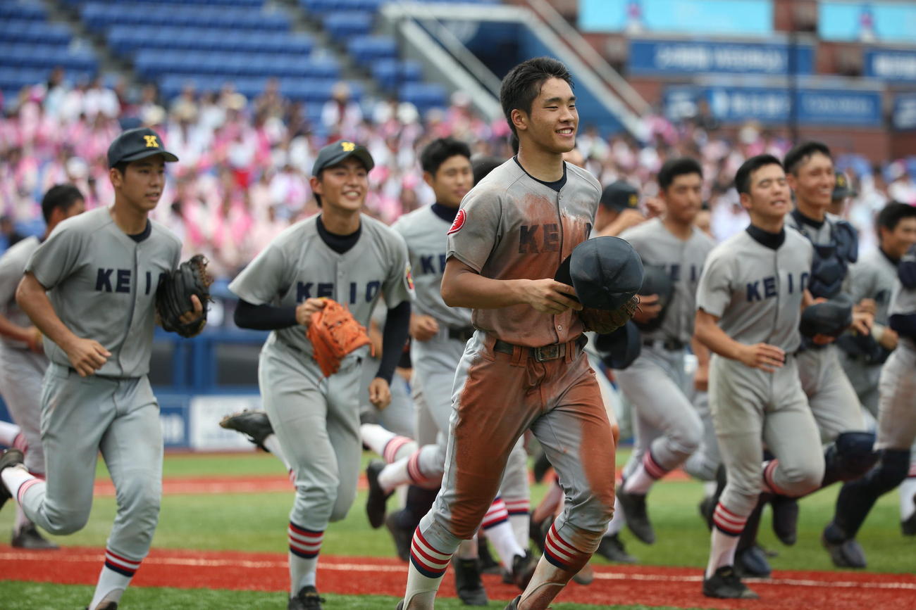 日大高対慶応　日大高を破り応援団に挨拶にむかう慶応ナイン。中央は下山悠介主将（撮影・大友良行）