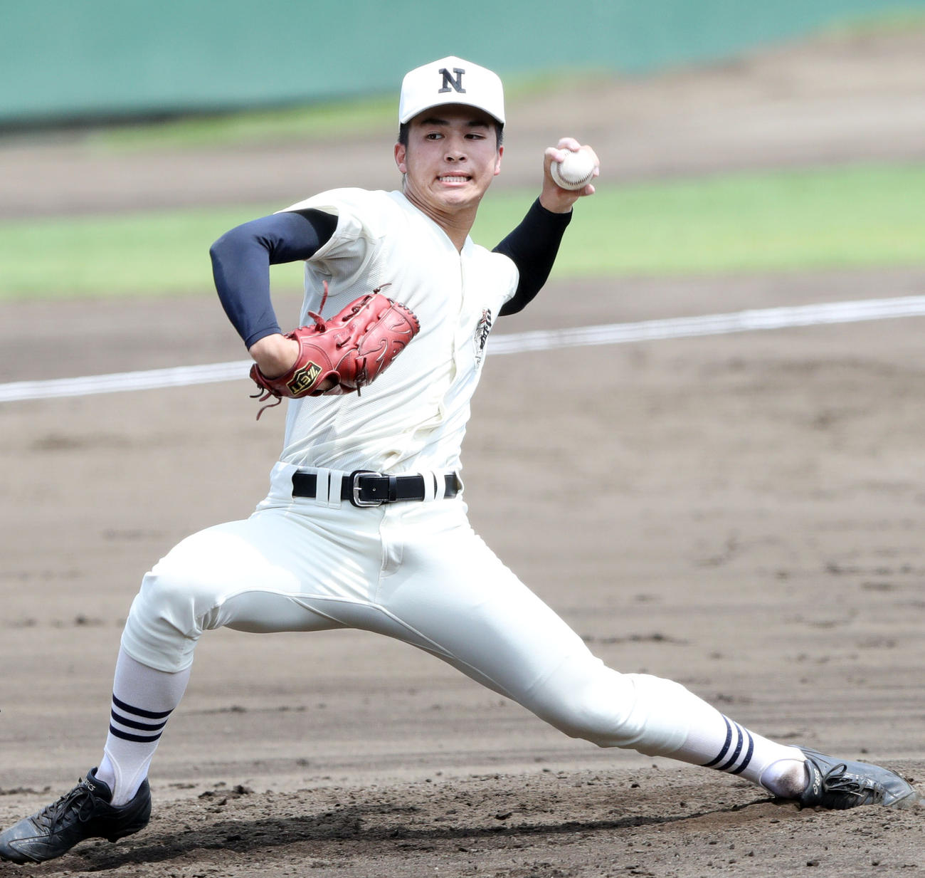 日大三対杉並　２回途中から登板した日大三３番手の河村（撮影・垰建太）