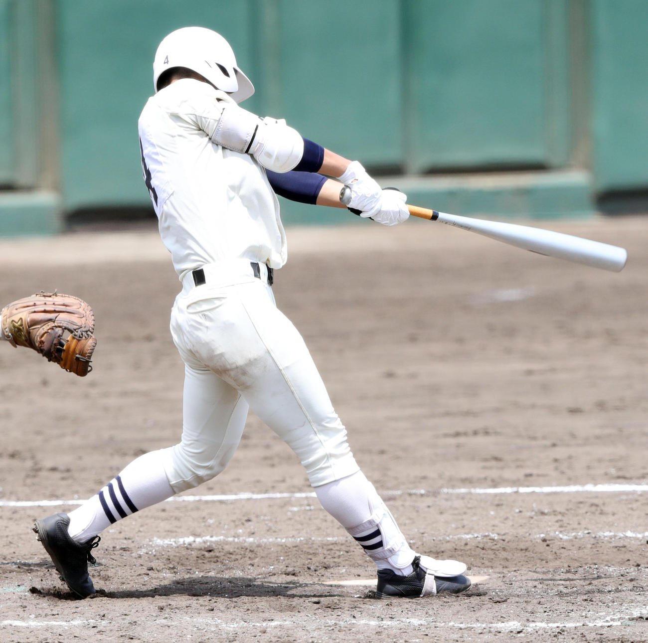日大三対杉並　４回表日大無死一、三塁、左前適時打を放つ木代（撮影・垰建太）