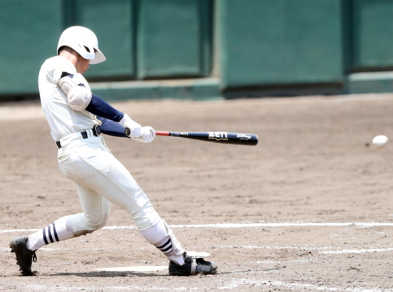 日大三対杉並　６回裏日大三２死満塁、勝ち越しの右前適時打を放つ中村（撮影・垰建太）