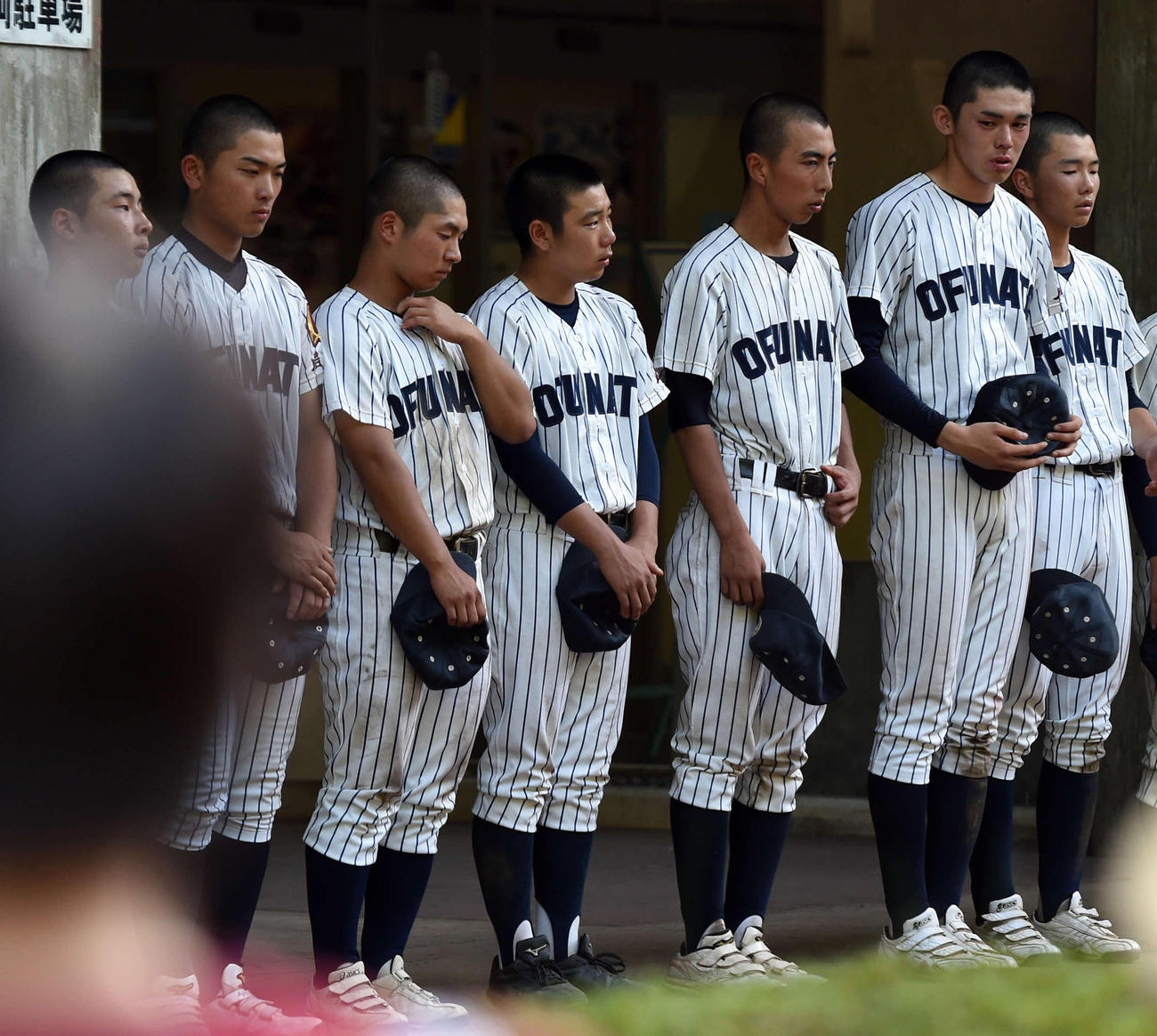 大船渡対西和賀　試合後、球場前に整列する大船渡・佐々木朗希（右から２人目）（撮影・高橋洋平）