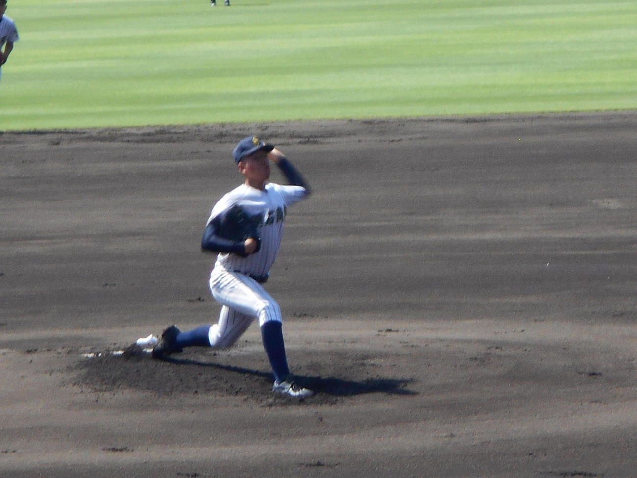 先発で力投する明石商・加田悠真投手（撮影・鶴屋健太）