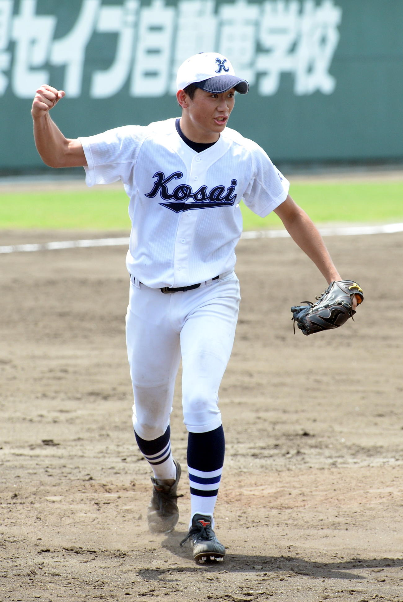 湖西対浜松商　７回裏浜松商１死一塁、併殺で無失点に切り抜けガッツポーズの湖西エース水野