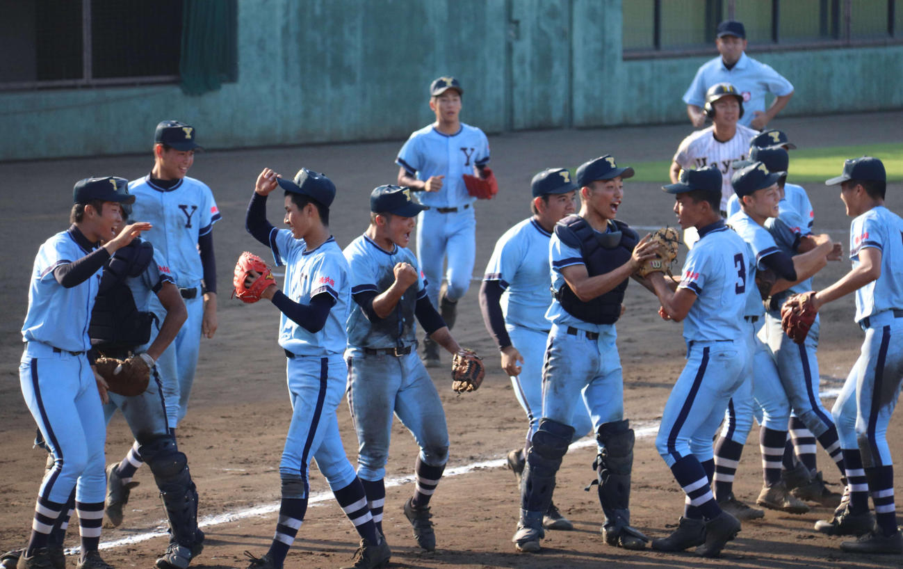 横浜隼人に勝利し、笑顔でグラウンドに集まる横浜商の選手たち（撮影・松熊洋介）