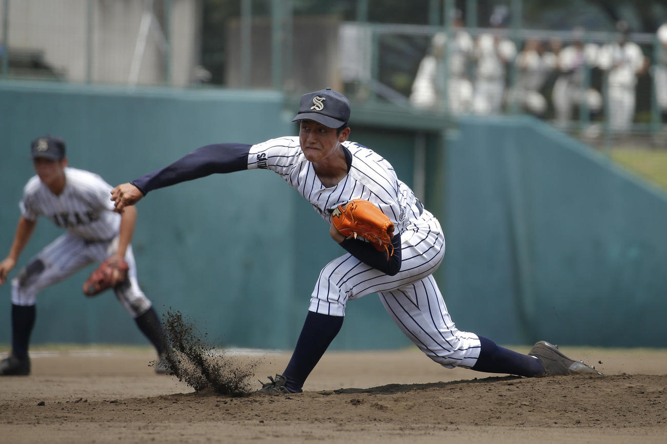 川口市立対埼玉栄 ４回表無死から登板する埼玉栄 ・米倉貫太（撮影・河田真司）