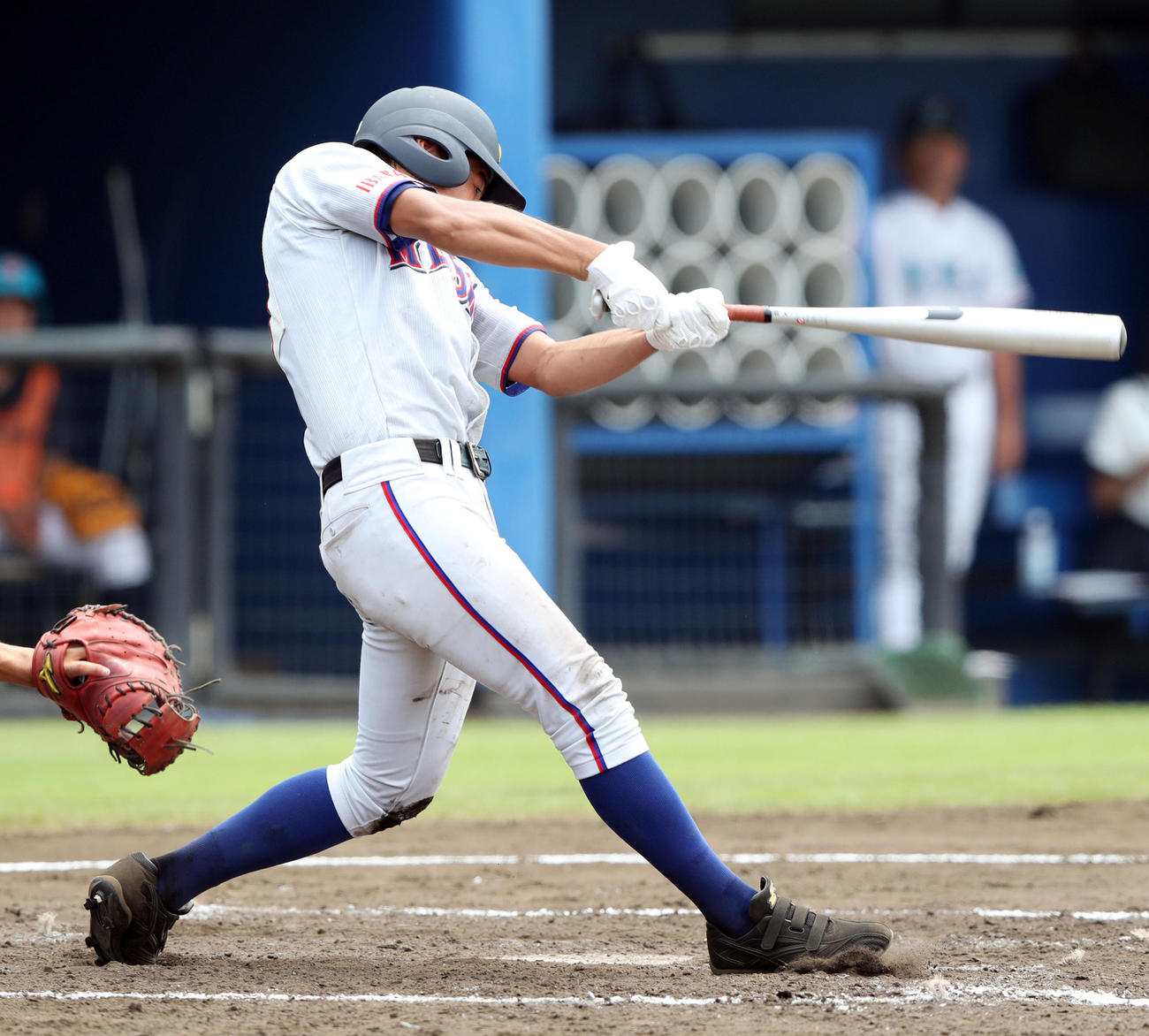 明秀学園日立対常盤大高　３回表明秀学園日立２死満塁、中前適時打を放つ有住（撮影・垰建太）