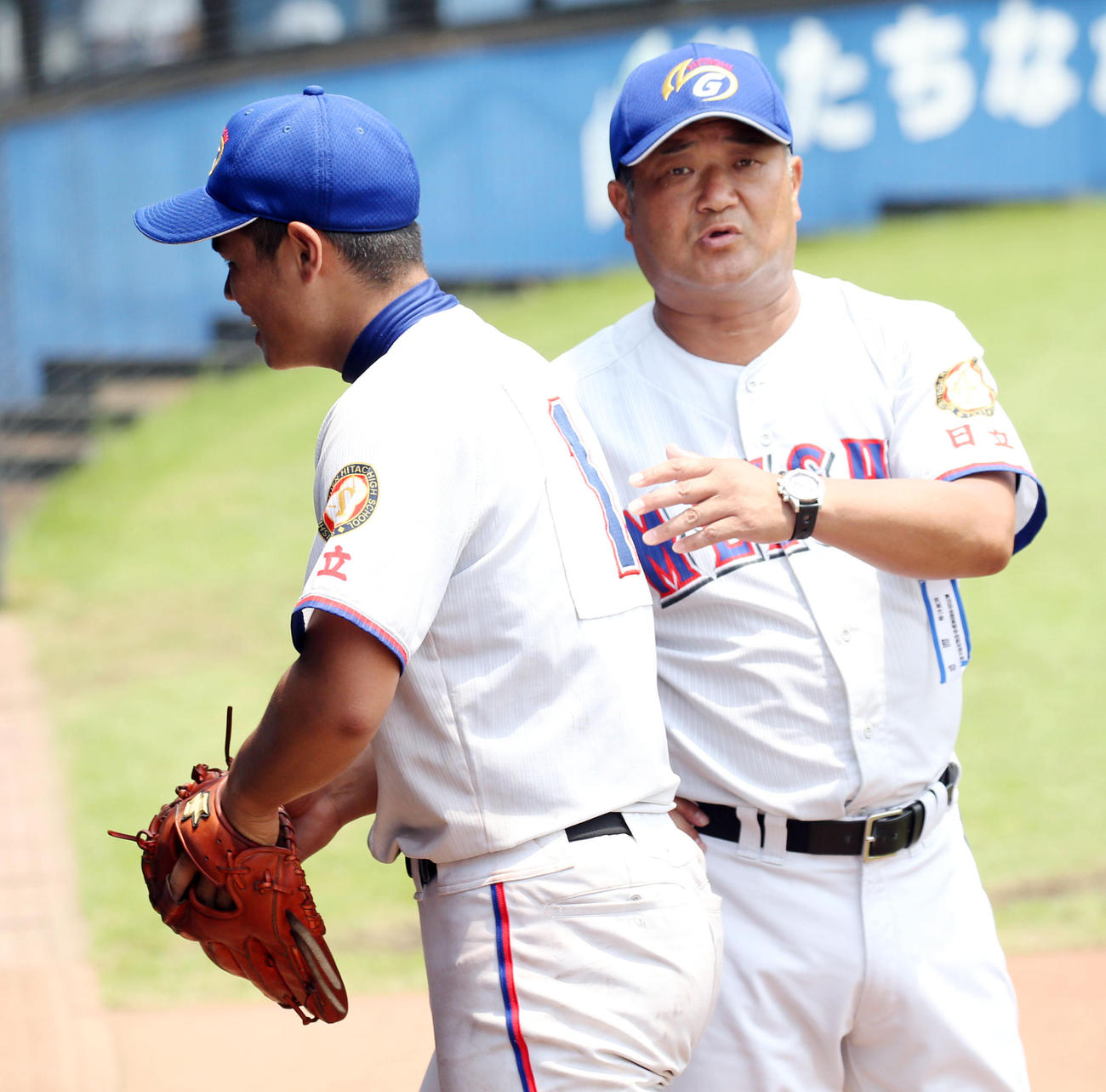 明秀学園日立対常盤大高　６回を無失点に抑えた明秀学園日立・細川（左）を出迎える金沢監督（撮影・垰建太）