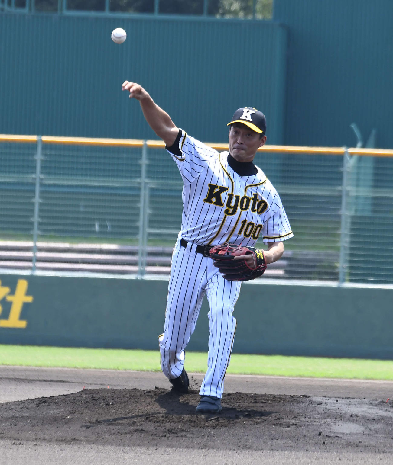 桧山進次郎氏が始球式 阪神時代の応援歌響く／京都 - 高校野球 : 日刊