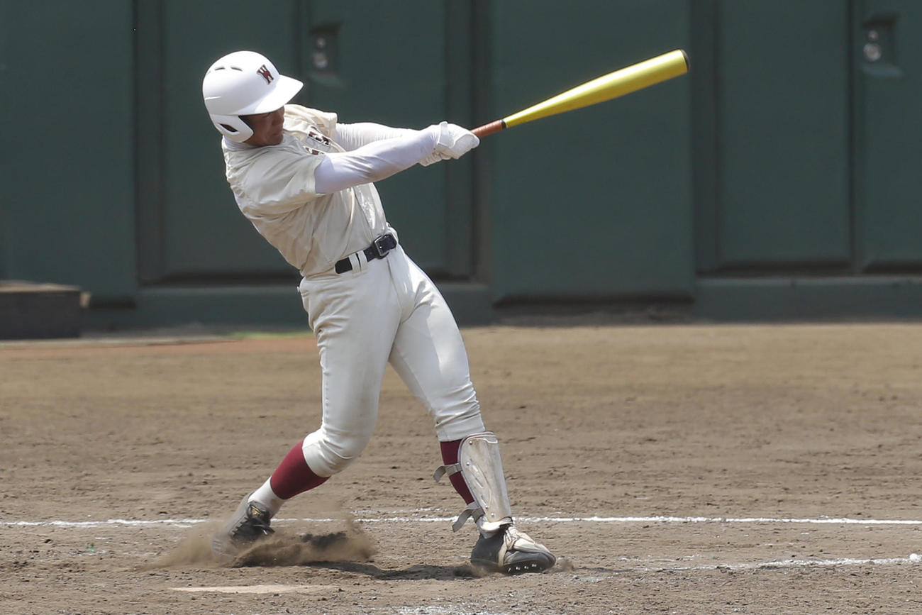 早実対八王子学園八王子　９回、２打席連続本塁打を放つ早実・野村（撮影・河田真司）