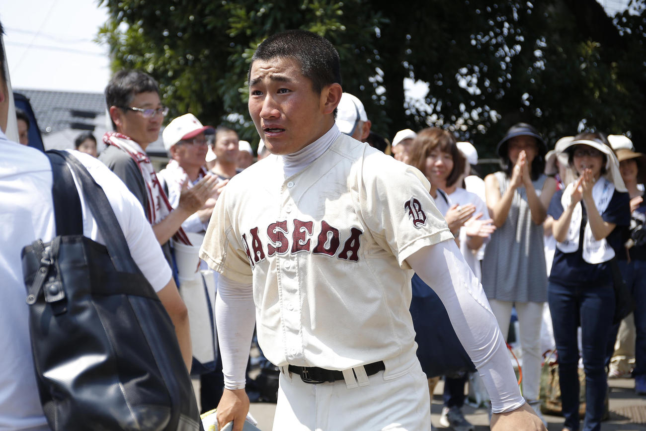 早実対八王子学園八王子　球場を後にする早実・野村大樹（撮影・河田真司）