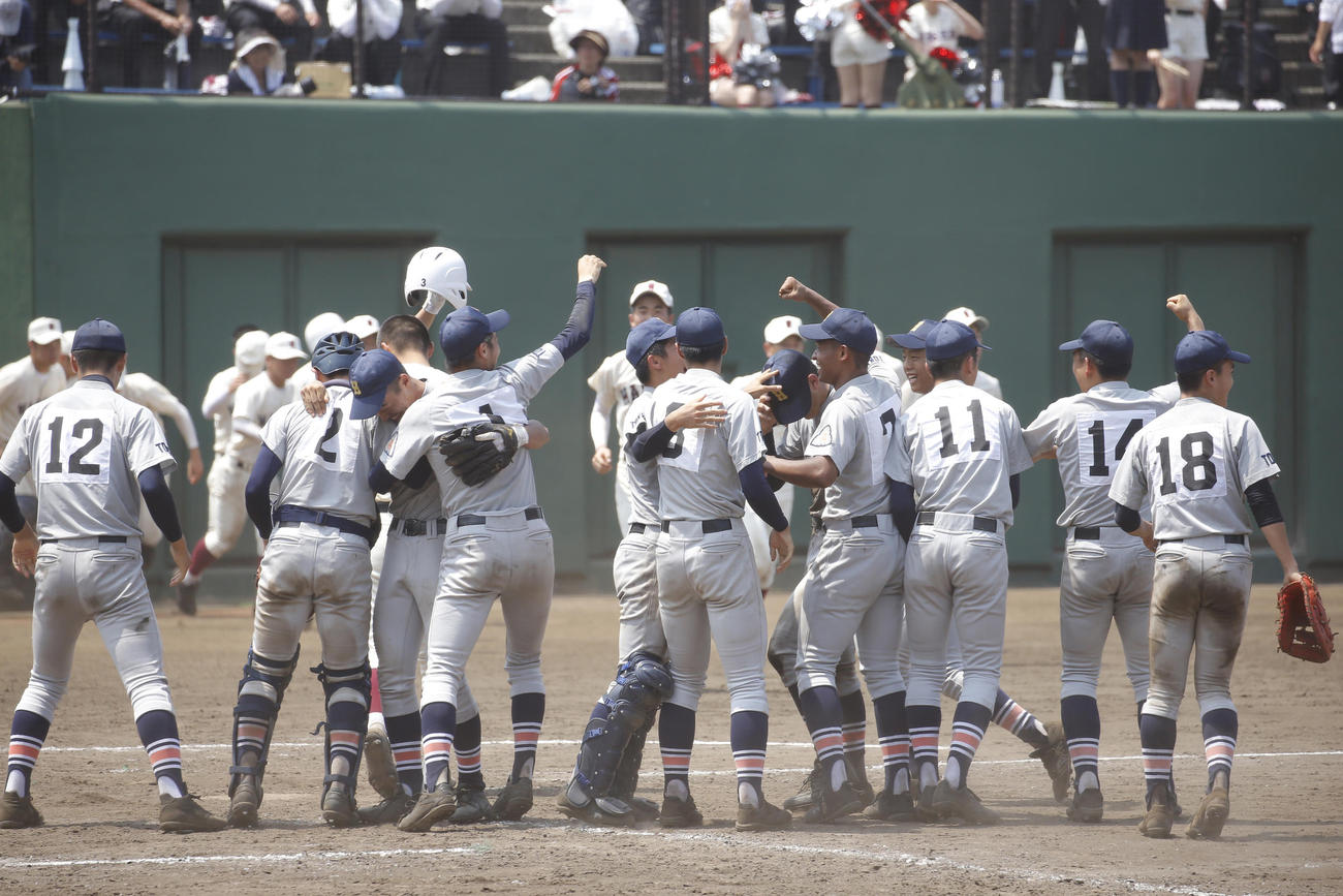 早実対八王子学園八王子　早実に勝利し喜ぶ八王子学園八王子ナイン（撮影・河田真司）
