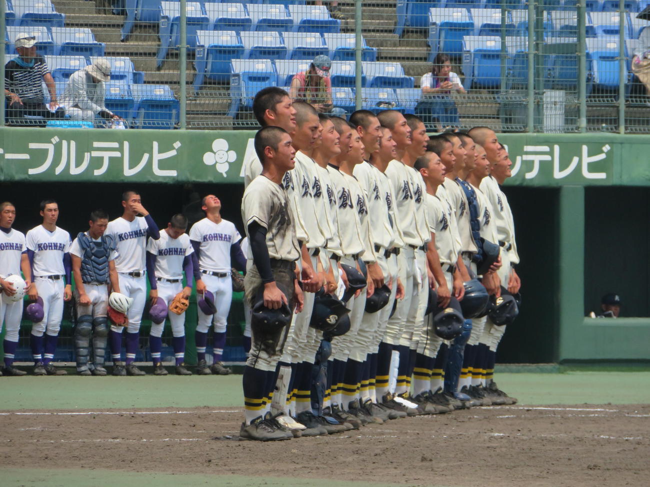 創志学園対玉野光南　勝利を決め校歌を歌う創志学園ナイン（撮影・磯綾乃）