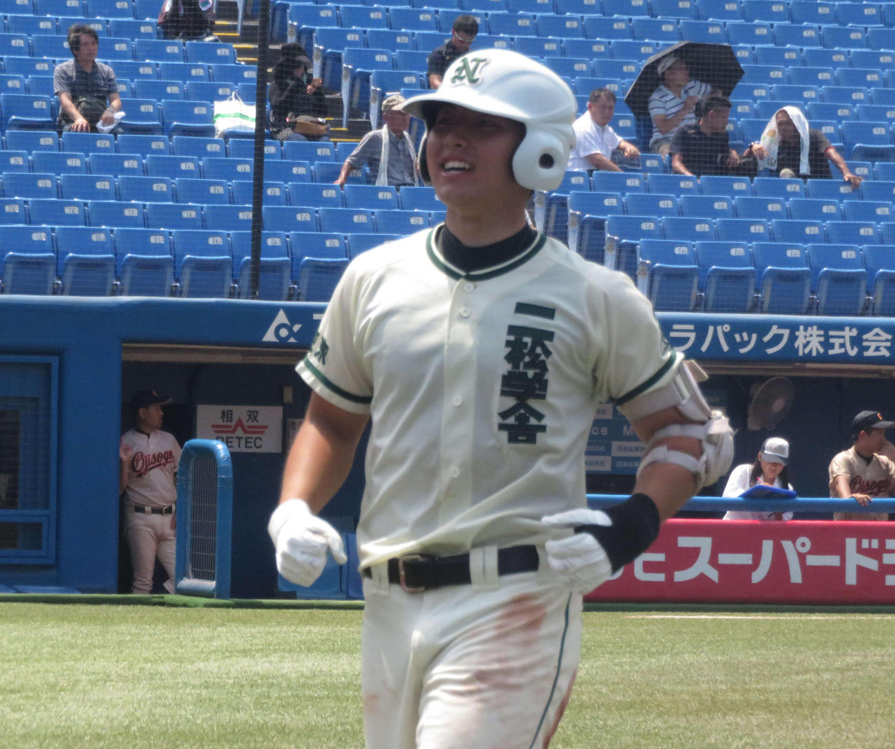６回にダメ押しの２ランを放ち笑顔でベンチに戻る二松学舎大付・平間