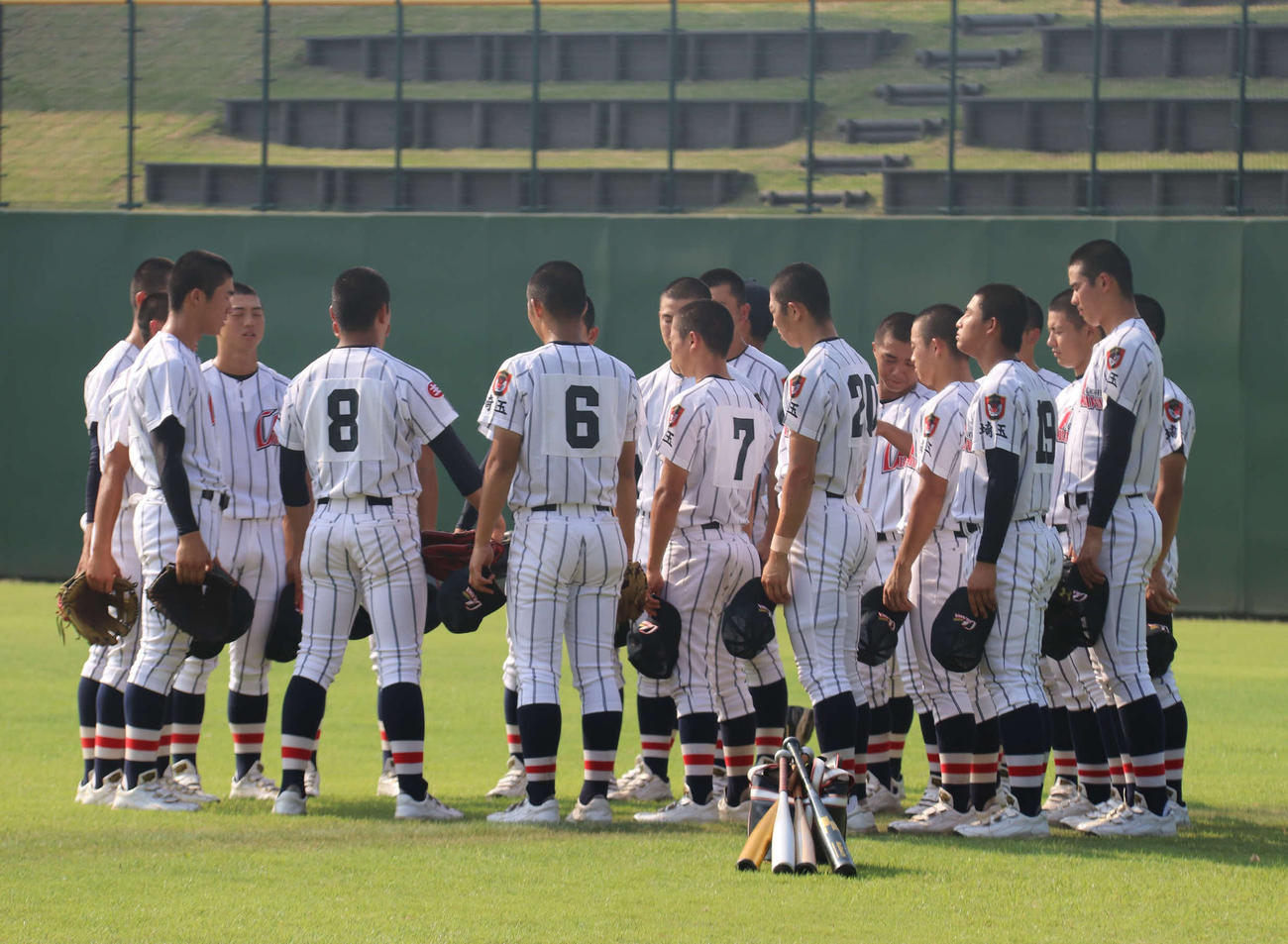 試合前、蛭間主将（背番号８）を中心に円陣を組む浦和学院ナイン