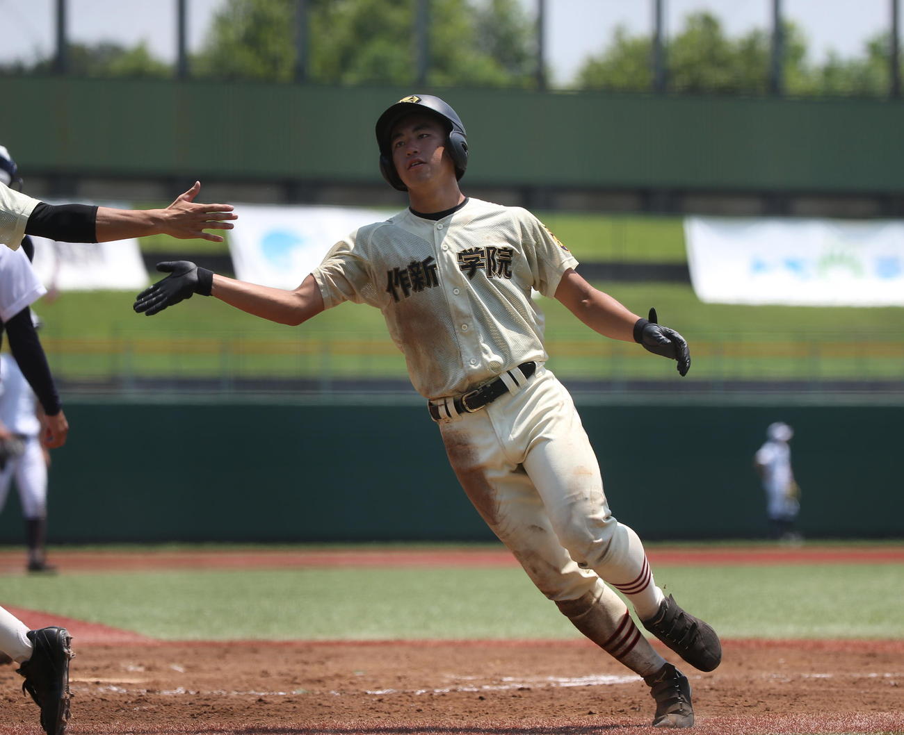 作新学院対佐野日大　１回表作新２死二、三塁、篠田大輔が３点本塁打を放ち生還（撮影・大友良行）