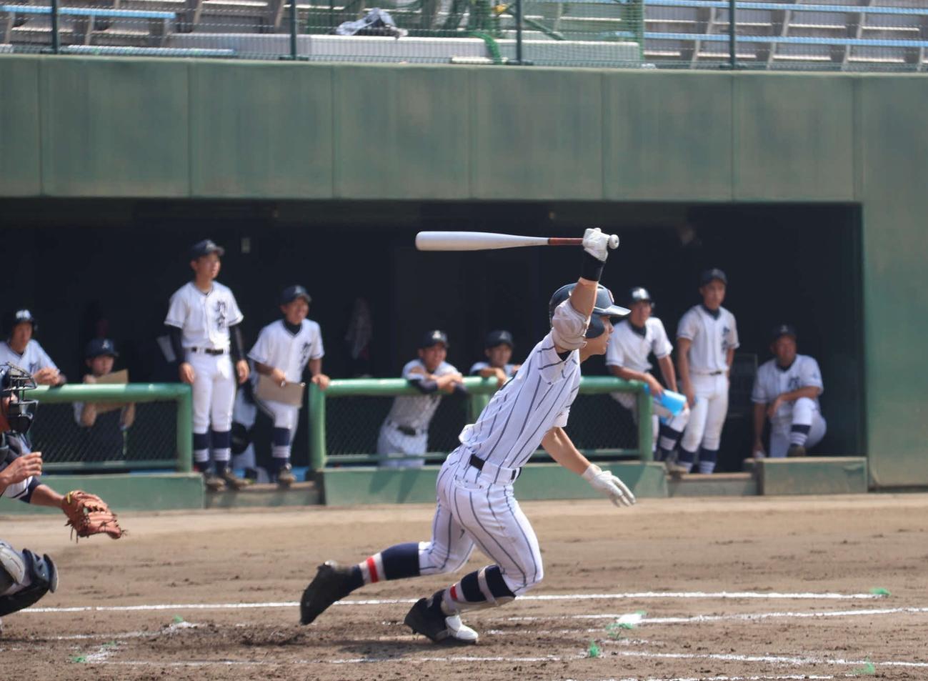 スタメン復帰し２点適時打を放つ浦和学院・矢野（撮影・金子真仁）