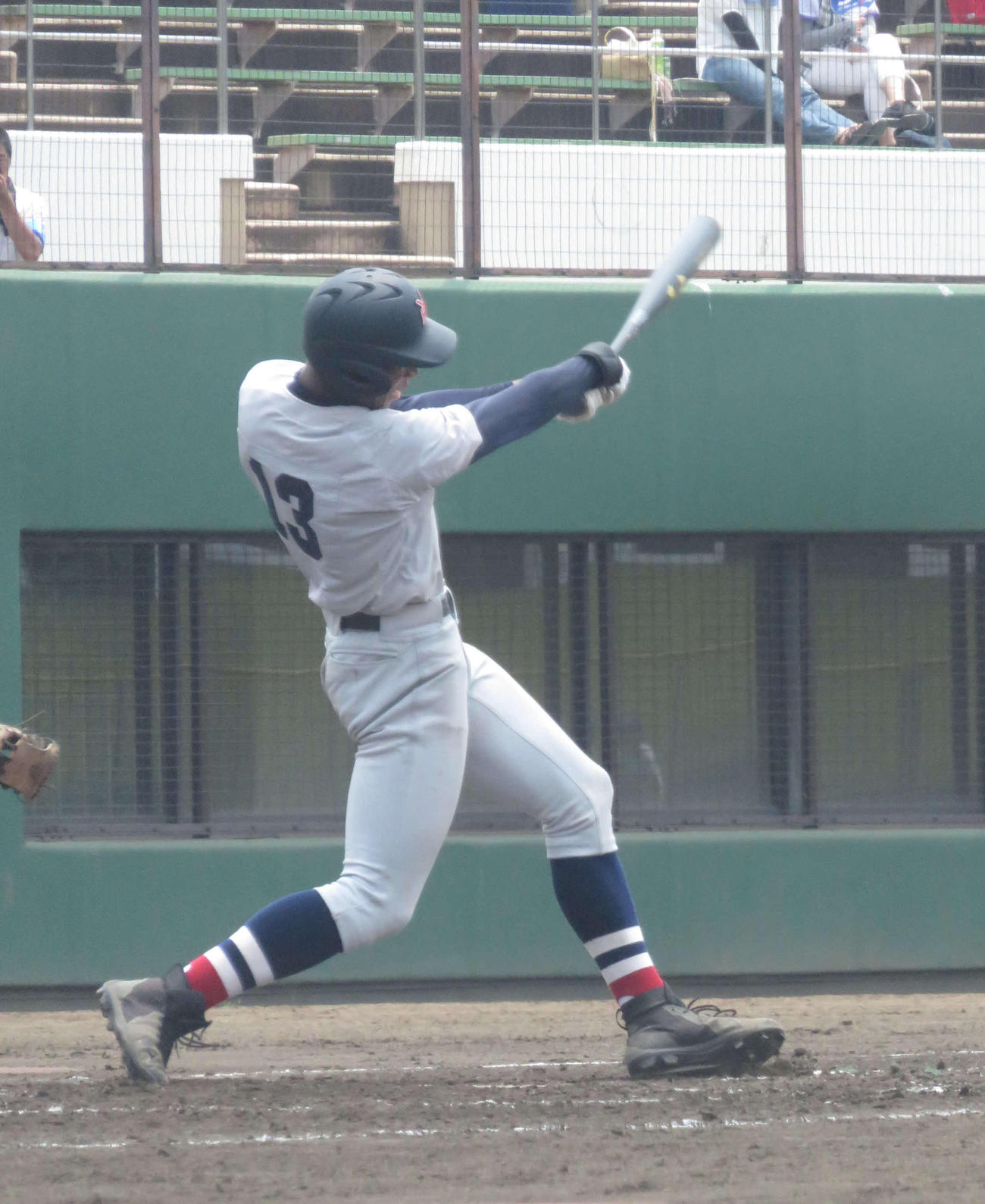 ３回２死一、二塁で適時二塁打を放つ横浜・万波