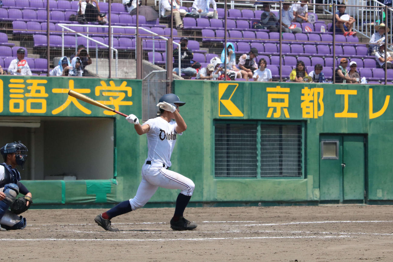 乙訓対日星　５回表２死満塁、乙訓の富山太樹は右翼線に３点適時二塁打を放つ