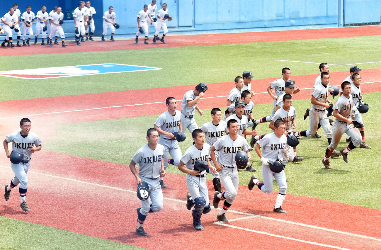 気仙沼向洋対仙台育英　今年初の公式戦に勝利し、一塁側スタンドにあいさつへ行く仙台育英ナイン