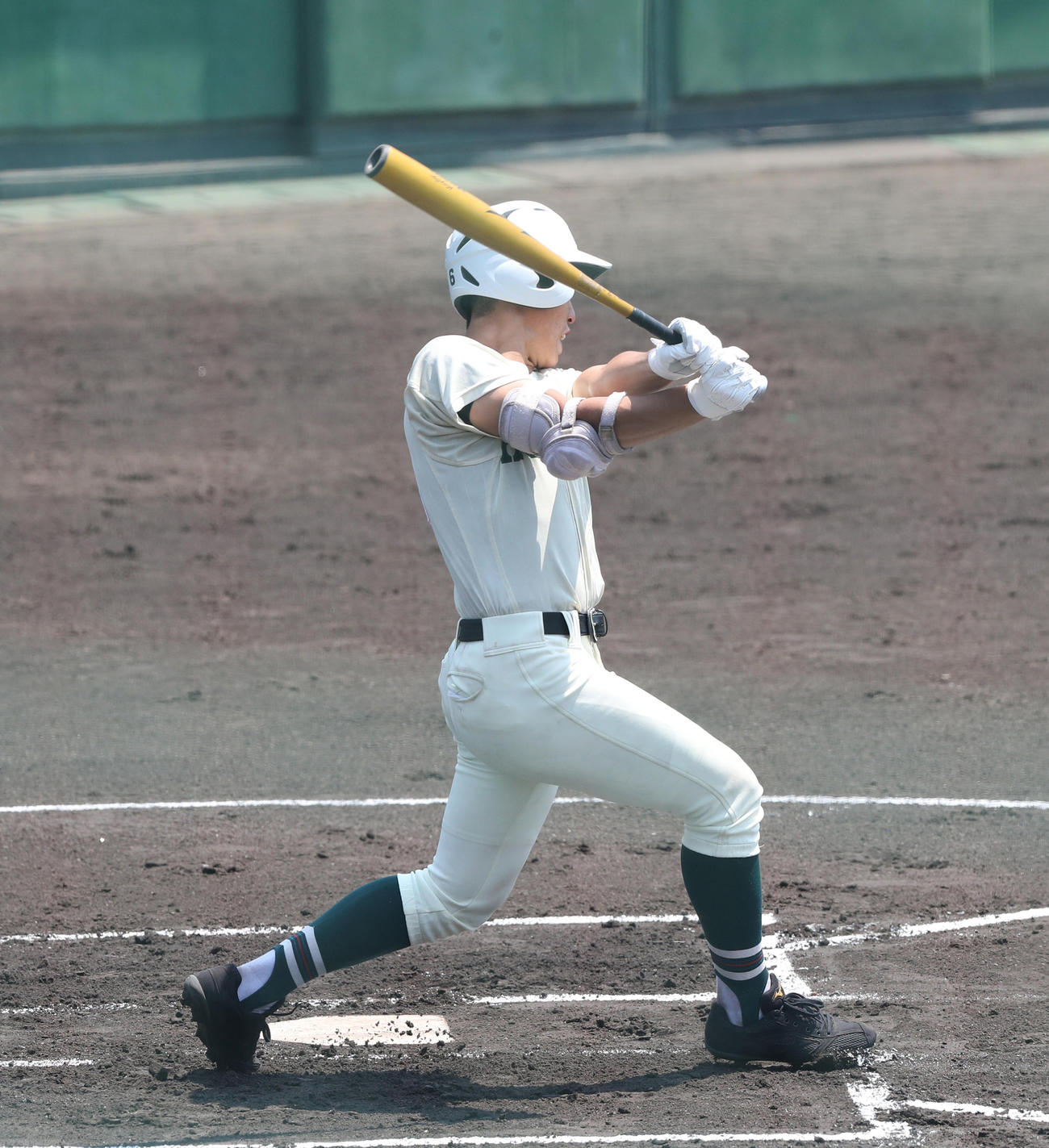 神戸甲北対報徳学園　１回裏報徳学園無死、中越え二塁打を放つ小園海斗（撮影・白石智彦）