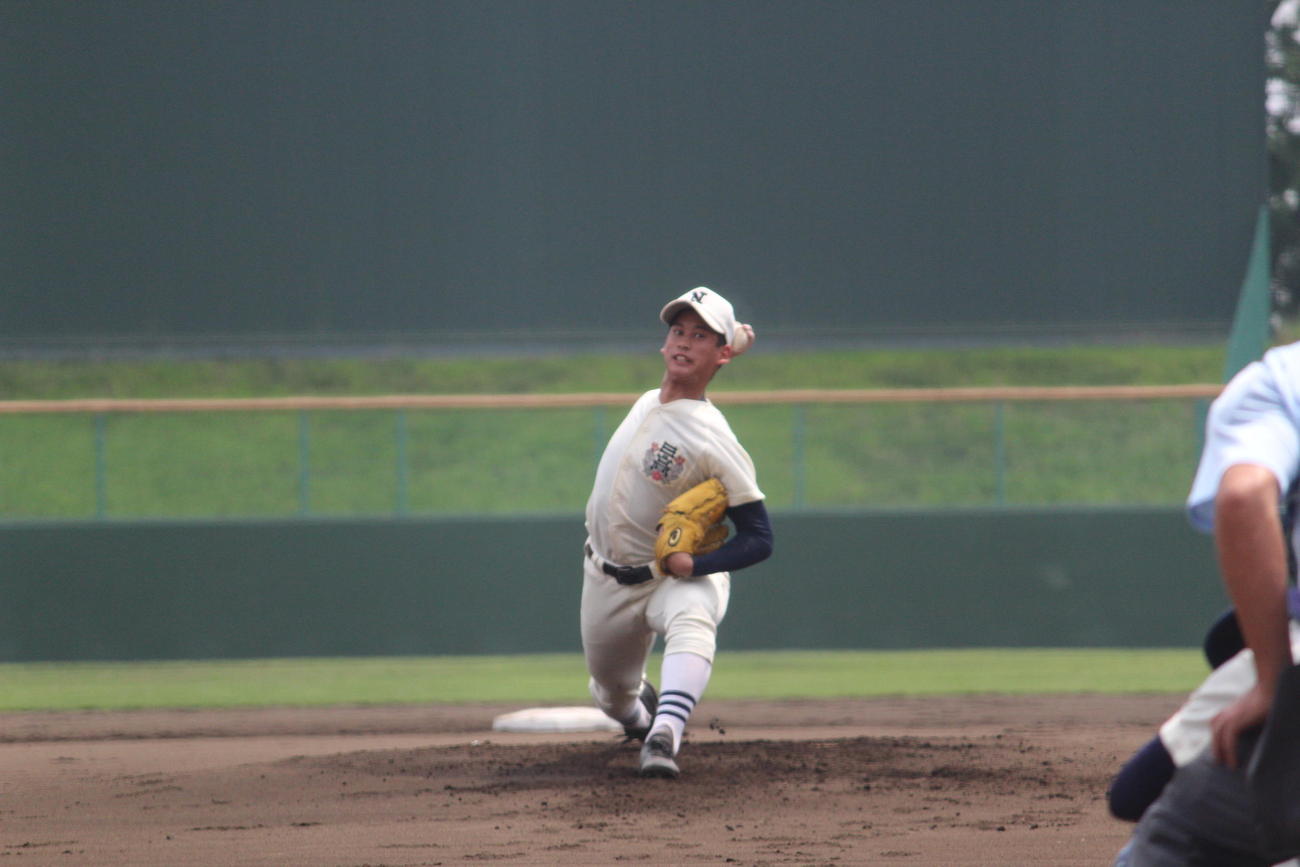 駒大高戦に先発した日大三・中村（撮影・久保賢吾）