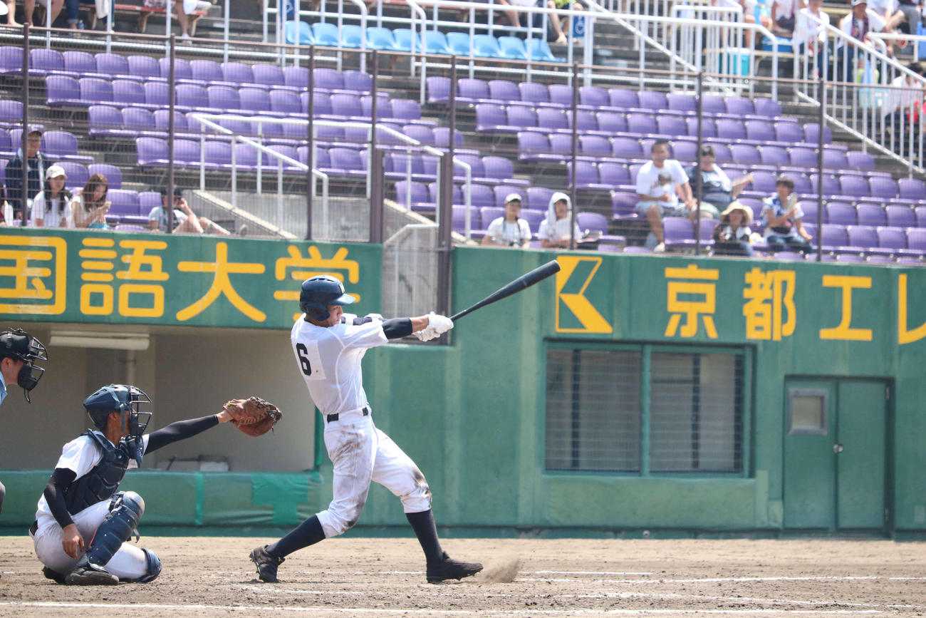 龍谷大平安対大谷　５回表２死三塁　龍谷大平安の主将の松田憲之朗が左越え適時二塁打を放つ