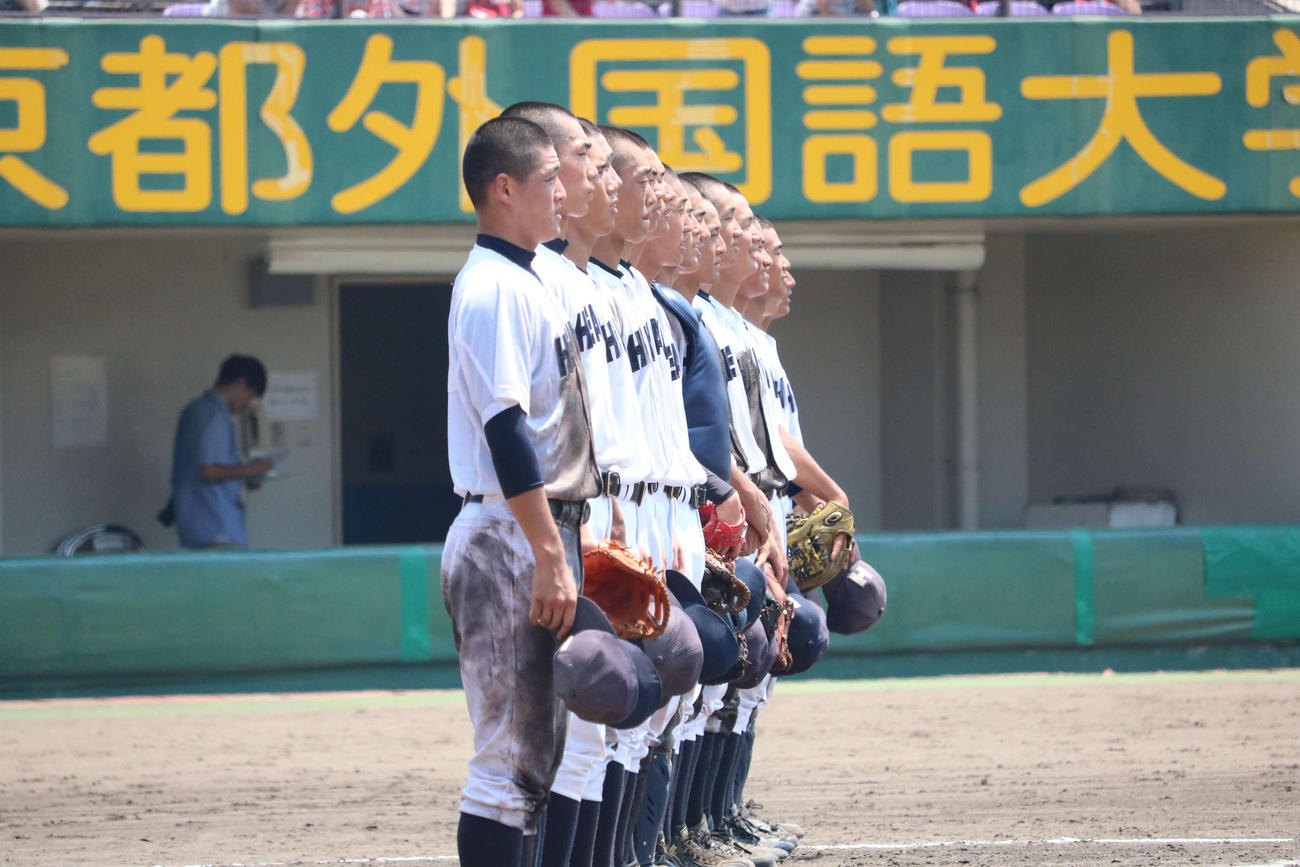 龍谷大平安対大谷　５回コールド勝ちで校歌を斉唱する龍谷大平安ナイン