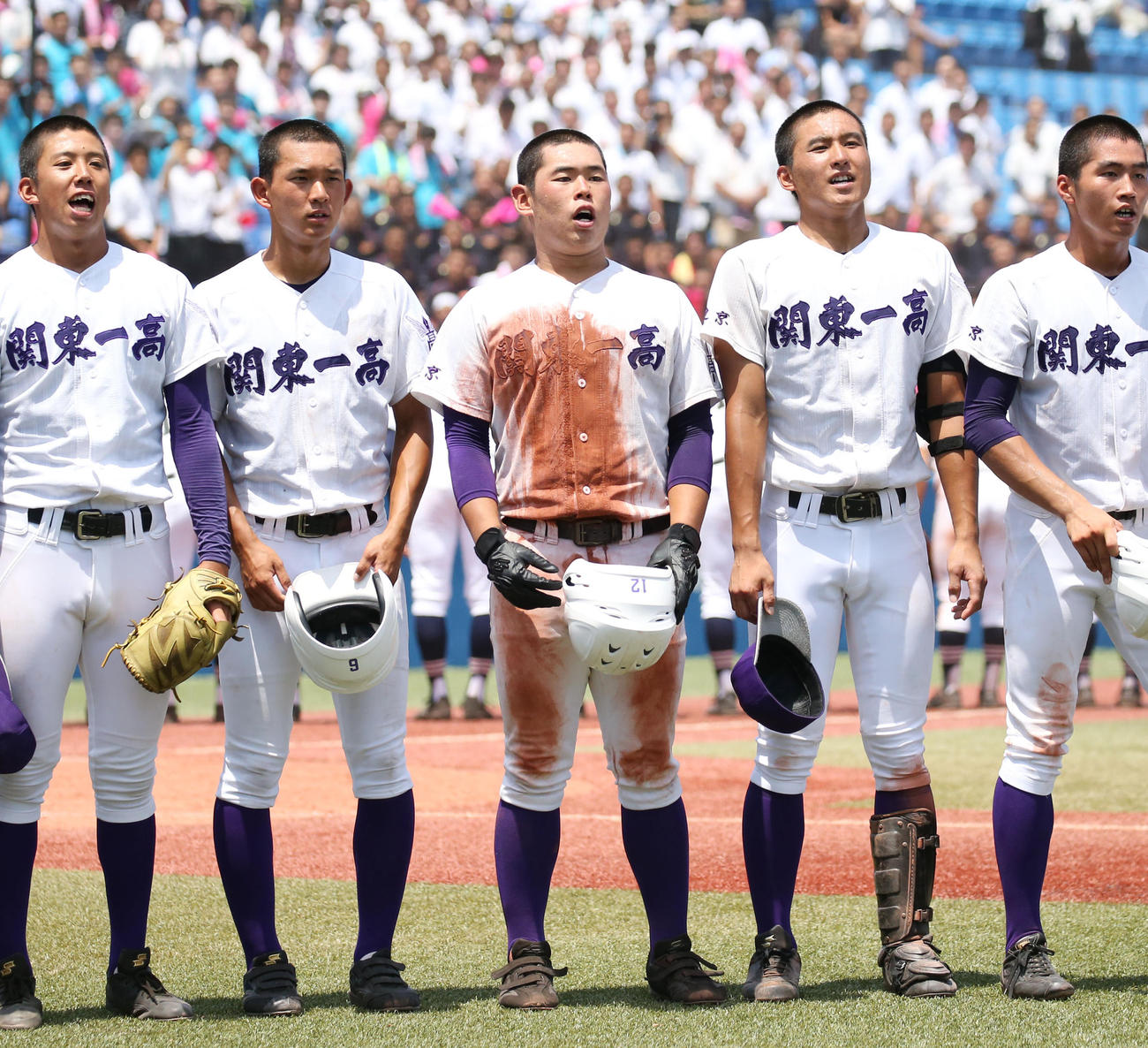 日大豊山対関東第一　満塁本塁打を放ち、７回コールド勝ちを決めた、関東第一・泉（中央）はスタンドにあいさつする（撮影・垰建太）