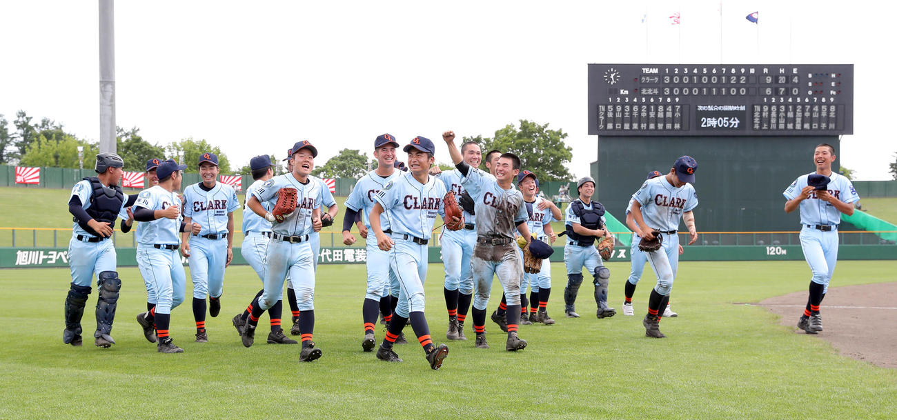 クラーク対北見北斗　スタンド応援席へのあいさつを終え、笑顔で引き揚げるクラークナイン（撮影・佐藤翔太）