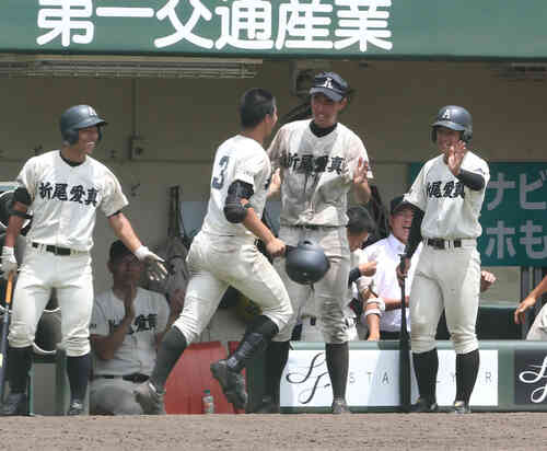 8回裏折尾愛真2死、右越えに本塁打を放った野元は出迎える松井(撮影・梅根麻紀)