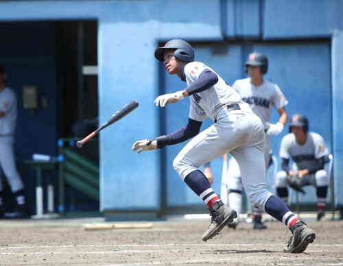 藤沢清流対横浜 2回裏横浜2死一塁、万波中正が中前安打を放つ(撮影・大友良行)