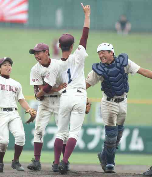 甲子園を決めて歓喜する旭川大高(撮影・西塚祐司)